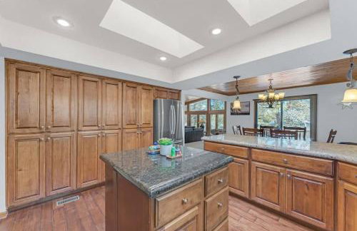 Country Club Cabin with Hot Tub - Foto 12