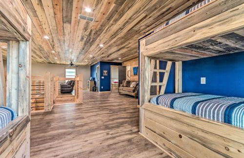 Upscale Riverfront Home with Beach and Fire Pit! - Foto 31