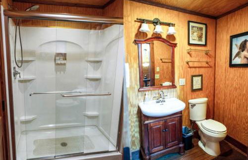 Charming Log Cabin Rental for a Group Getaway in Shenandoah, Virginia - Photo 17