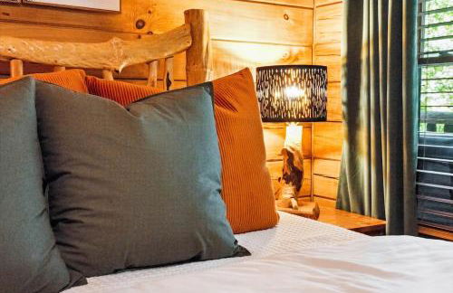 Little Pine Lodge a Smokies Hideaway - 1 mi to GSMNP - King Suite & Loft, Fireplace, Hot Tub & BEARS! - Foto 9