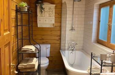 3 Bedroom Lodge Hotub pool in Horsley Surrey UK - Photo 62