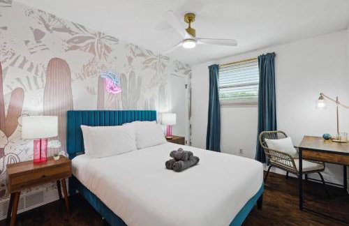 5BR w Pool, Golf Simulator, Game Room & EV Charger - Foto 28