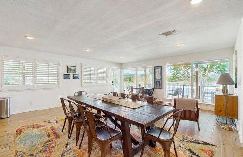 Waterfront Home with Kayaks, Game Room, Firepit, & Enormous Deck - Foto 9