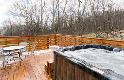 Hillcrest Cottage - Charming Cottage with hot tub and view! - Photo 9