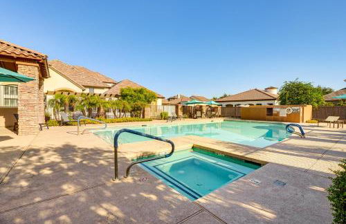 Relax Poolside! Home 6 Mi to Camelback Ranch - Foto 11