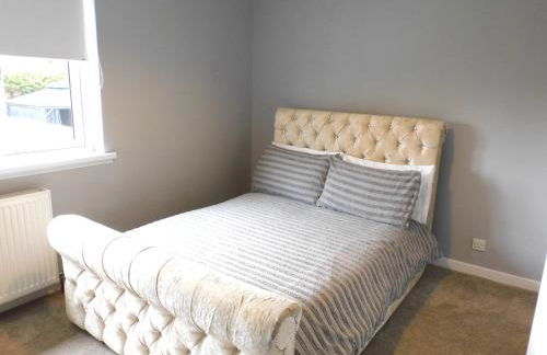 Beautiful 3 bedroom home with large garden 35 mins to Glasgow & Edinburgh - Photo 13