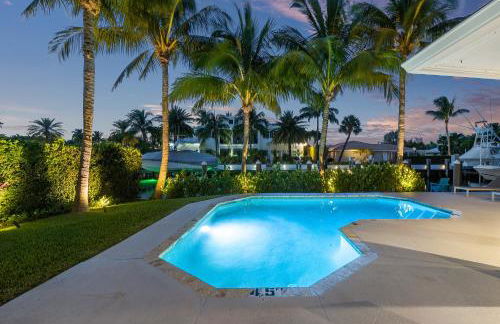 Seven Palms Waterfront- Private Dock, Heated Pool & Lanai -Walk to beach! by Maven Vacation Rentals - Foto 7