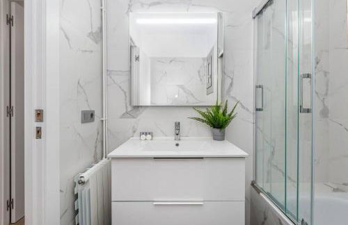 Poble Sec 3BR 2BA Balcony Sleeps 7 - Photo 26