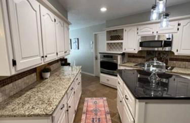 Entire Cozy Getaway with Pool - Foto 17