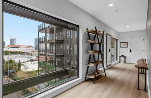 Skyline View, Pool, Gym, Balcony's, Walk to BWay! - Foto 32