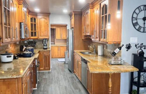 King Bed, 3 miles to Stadium - Foto 19