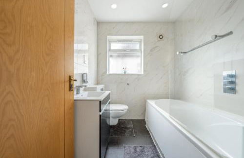 Barnet Serviced Accommodation - Elegant 5-Bedroom Home, Just a 7-Minute Stroll from High Barnet Station - Book Your Stay Today!" - Foto 5