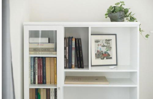 Thomas House on Train Tracks - Foto 18