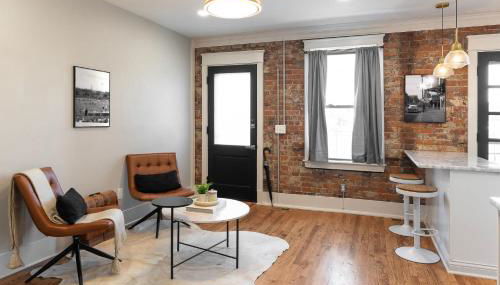 2BR Townhome with Parking - Walk to Stadiums & Downtown - Foto 3