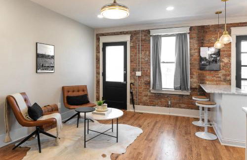 2BR Townhome with Parking - Walk to Stadiums & Downtown - Foto 3