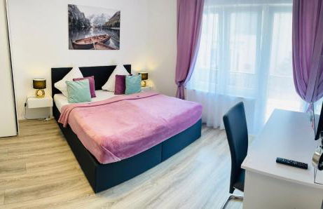 Prime Host Balcony Apartment - Photo 6