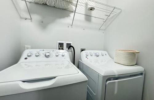 LUX Spacious Townhouse 4BR in DC - Photo 5