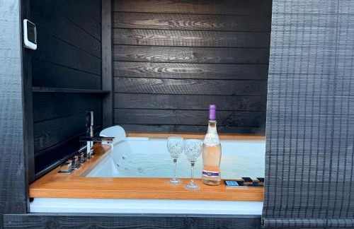 The Cabana Luxury Award Winning Tiny Home with Hot Tub and Private Garden 2 mins Walk to Ryde Beach - Photo 7