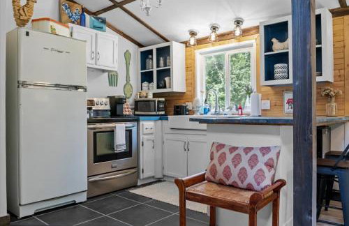 The Heartwood Hideaway-Charming Cabin Getaway-Trails, Creek, and Starry Nights - Foto 47