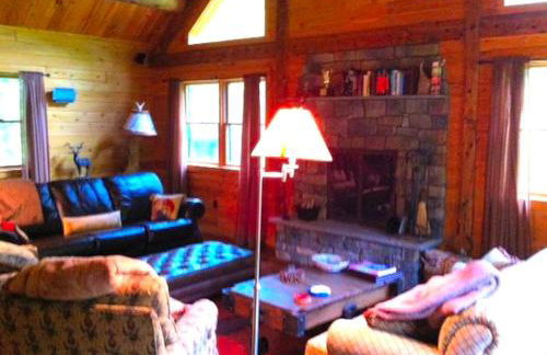 Cozy Log Cabin with a Private Hot Tub near Beartown State Forest, Massachusetts - Foto 8