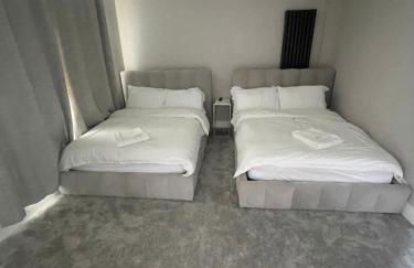 Cosy 4 bedroom house in borehamwood with large onsite parking and large beds - Foto 8