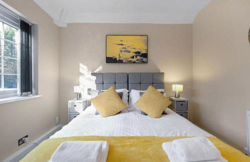 Family-Friendly 4-Bed near Parks & Transport Links - Foto 16