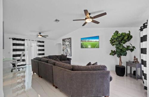 Luxurious Palm Beach Home - Photo 16