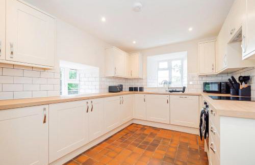 Farmhouse Retreat, 4 Bed, Pet Friendly - Photo 43