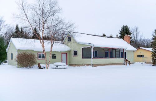 Bass Bay Getaway | Lakefront Family Cottage - Foto 47