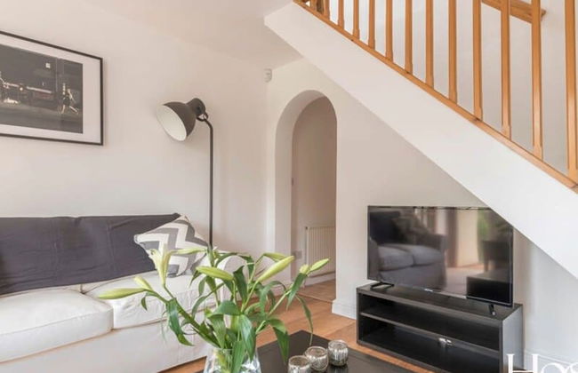 Stunning Character House In The Centre of Henley - Photo 13