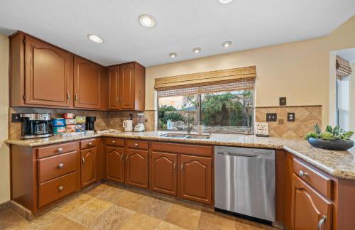 Entire Private Home with 4 Bedrooms, Pool, Hot Tub, King Bed, Garage, Available Now - Foto 15