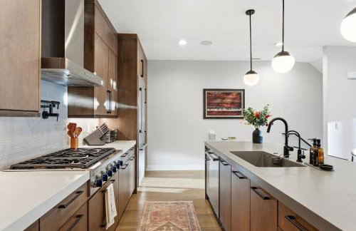 Luxury Hideout w Hot Tub Steam Shower - Photo 40