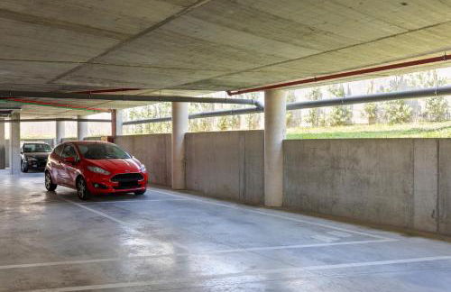 HostWise - Bright Flat with Balcony and Garage - Foto 28