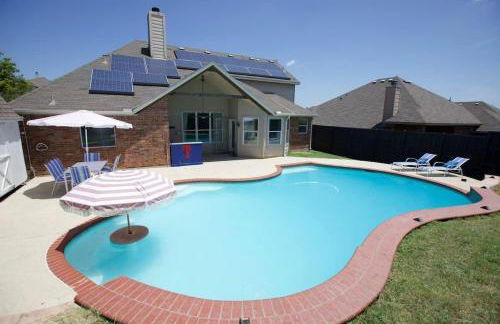 Spacious 4BR with Pool and Grill - Near Lakes and Harbor - Foto 1