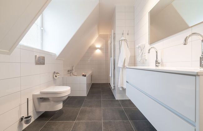 Beautiful Holiday Home With a Whirlpool - Photo 25