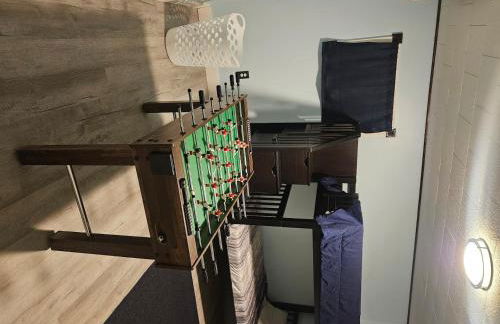 King Bed Outdoor Fireplace Seconds From Highway - Foto 27