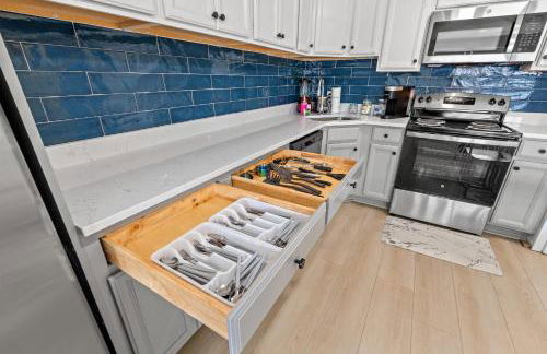 Sunshine House #2-Selfie-Friendly - Steps to Beach - Foto 57