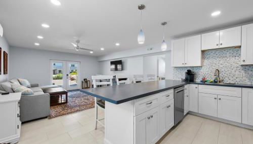 Heated Pool Home steps to the beach - Foto 3