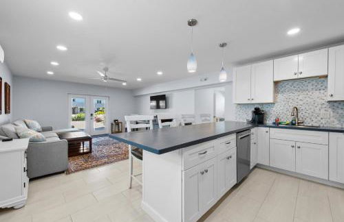 Heated Pool Home steps to the beach - Foto 3