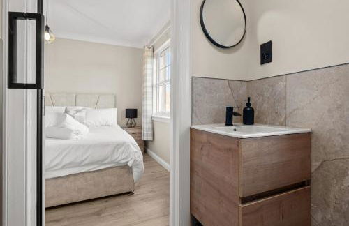 Riverside Rest 2 - 2 Bath, 2 Bedroom Apartment - Free Onsite Parking - Photo 12