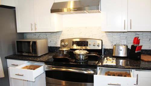 Spacious retreat with 5 bedrooms full kitchen, fenced sports court, free parking - Foto 4