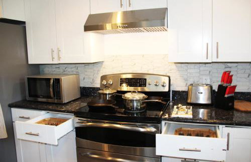 Bright 3 bedroom home with full kitchen, fenced backyard, sports court and free parking - Foto 5