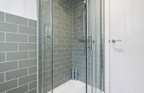 Stylish House - Close to City Centre - Self-Check-In - Free Parking, Work Space, Fast WiFi, Smart TV and Garden by Yoko Property - Foto 8