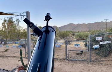 10 minutes to JTNP - Sauna, Hot Tub, Cold Plunge Saltwater Pool, Telescope, Fireplace and Views - Foto 25