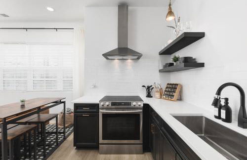 Condo with Free Parking, 3 mi Downtown & Stadium, by Coffee - Foto 34