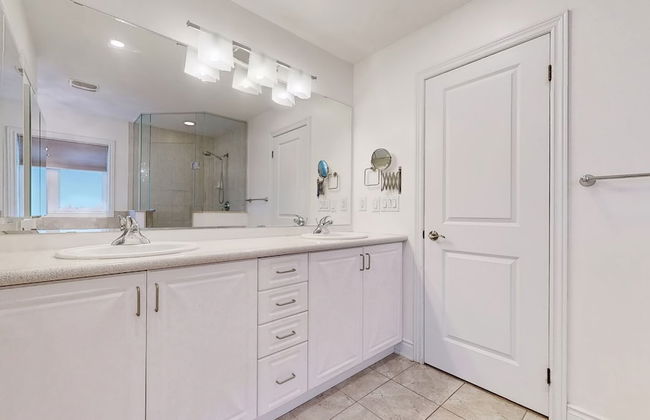 Luxury Retreat Modern Spacious 4 Bedroom Home - Photo 11