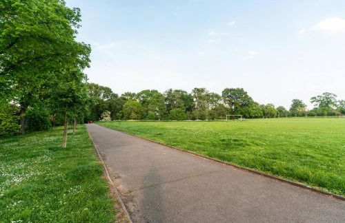 Gorgeous 4 BR House Near Station mins to London - Pass the Keys - Foto 52