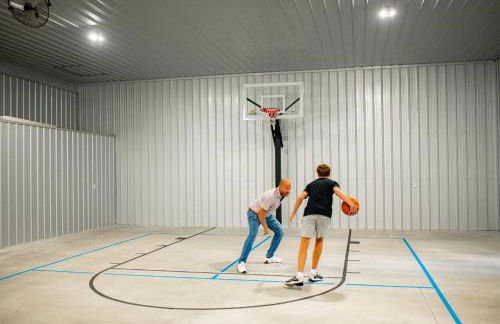 Luxury Barndo with Hot Tub, Indoor Sports Court, Private Acreage, and Near Notre Dame - Foto 4