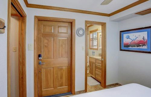 Stunning Lakefront Home with 2 Patios, Chef's Kitchen, & Lake Access - Foto 28