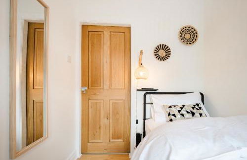 Bright 4BR Home with Garden with Free Parking and Sleeps up to 9 - Foto 6